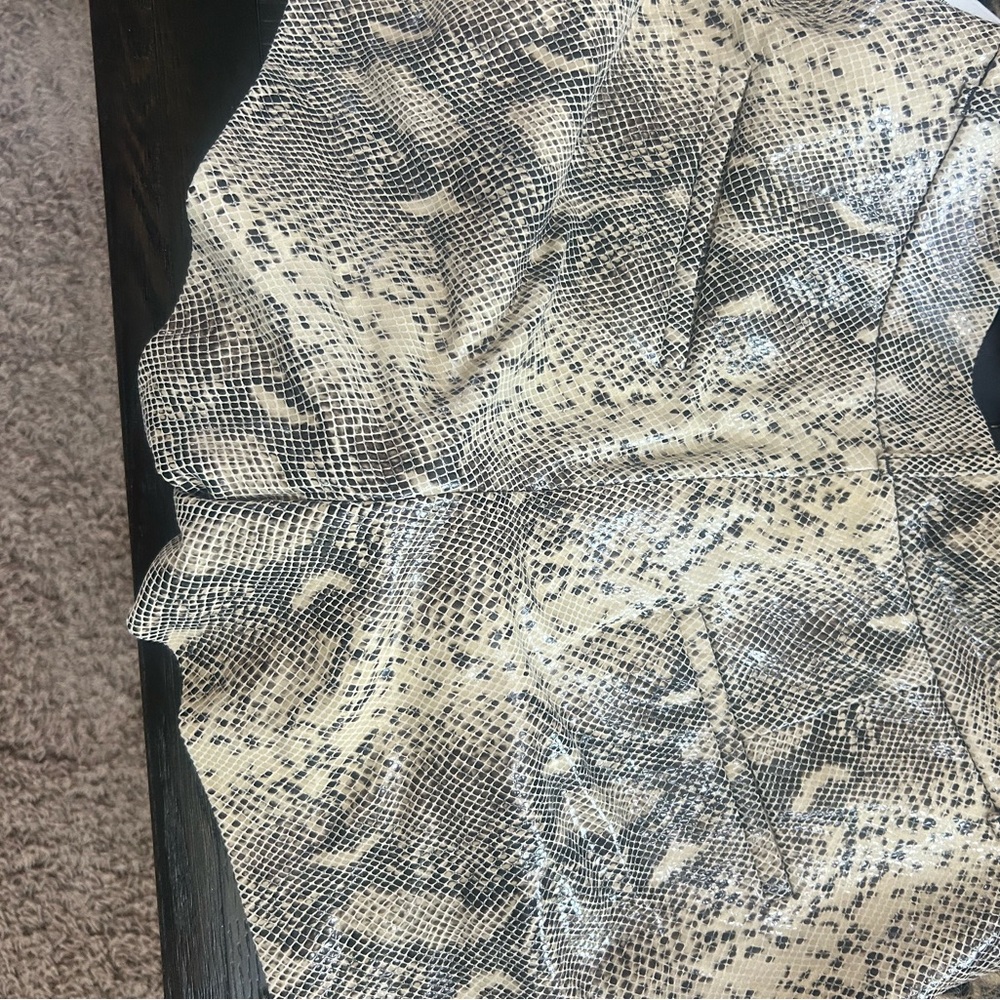 Alice + Olivia vegan Snakeskin Print Women Shorts with the real real tag - Picture 3 of 3